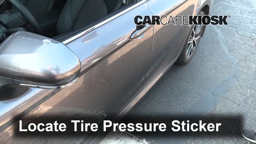 2022 Toyota Camry Hybrid XLE 2.5L 4 Cyl. FHEV Pneus et roues Vérifier la pression des pneus